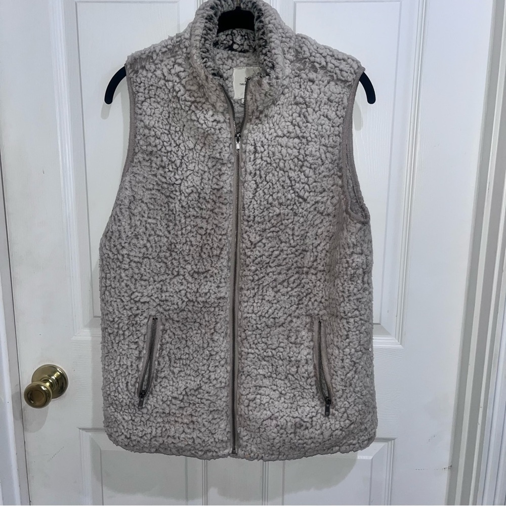 Thread supply women’s fluffy vest s small